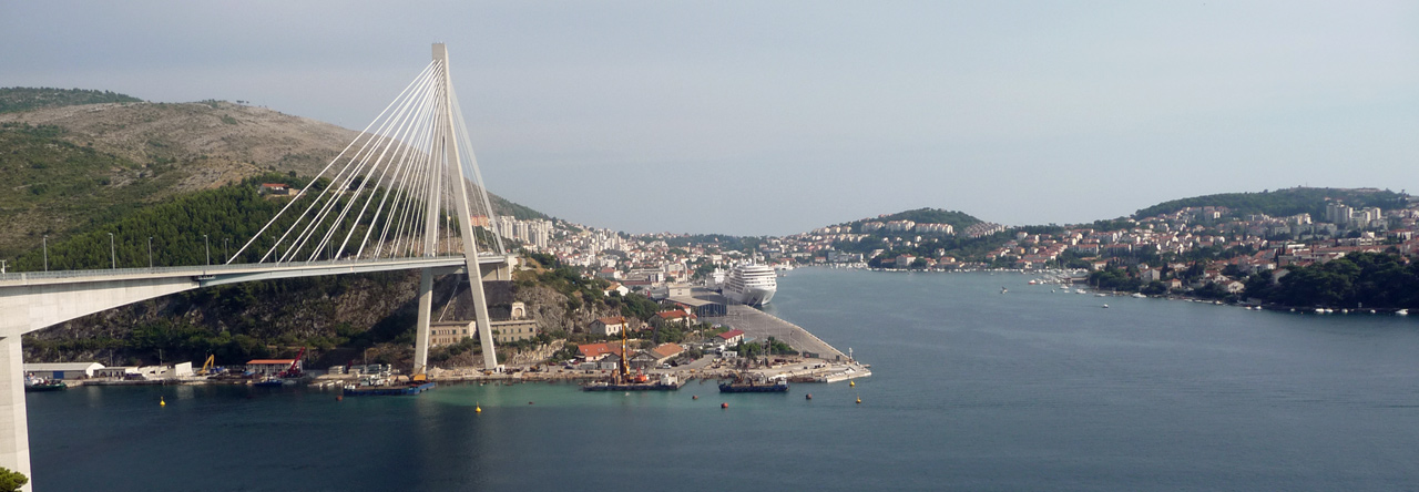 Hafen von Dubrovnik mit Kreuzfahrtschiff